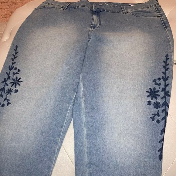 NEW Style & Co Blue Denim Floral Cropped Jeans Size 16W - Picture 9 of 9